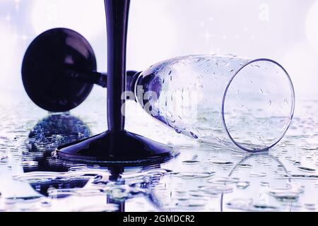 Fondo con bicchieri alti per spumanti. Champagne spray in bicchieri di vetro. Bevanda celebrativa con riflessione. Foto Stock