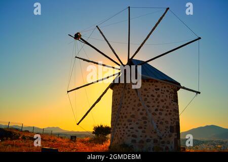 Vista di Bodrum e vecchio mulino a vento a Sunrise, Turchia Foto Stock