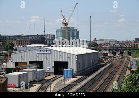 NOTTINGHAM, REGNO UNITO - 16 luglio 2021: Una vista della linea ferroviaria delle East Midlands e dei raccordi nel centro di Nottingham Foto Stock