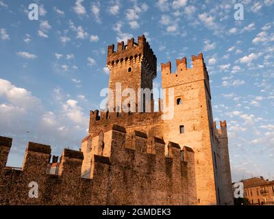 Castello Scaligero a Sirmione sul Lago di Garda, Lombardia, Italia al mattino con Torre e Mura Foto Stock