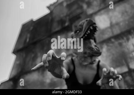 Halloween paura horror Concept.Woman in maschera lucertola gesturing con le mani a macchina fotografica Foto Stock