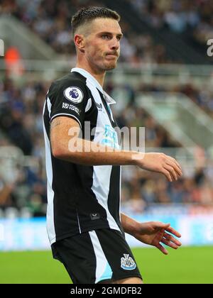 NEWCASTLE UPON TYNE, INGHILTERRA - SETTEMBRE 17: Ciaran Clark di Newcastle United durante la partita della Premier League tra Newcastle United e Leeds United al St. James Park il 17 Settembre 2021 a Newcastle upon Tyne, Inghilterra. (Foto tramite MB Media) Foto Stock