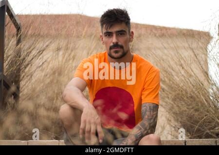 Ritratto di un bel giovane uomo con barba e baffi e capelli neri Foto Stock