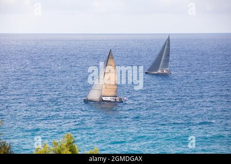 Barche a vela al largo della costa di Genova dopo la partenza della regata Millevele 2021 Foto Stock