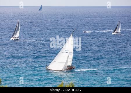 Barche a vela al largo della costa di Genova dopo la partenza della regata Millevele 2021 Foto Stock