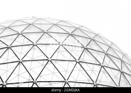 Merkine, Lituania - 31 agosto 2021: Vista astratta della cupola di vetro della Piramide di Merkine in Lituania Foto Stock