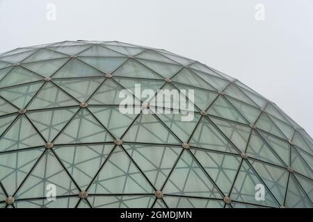 Merkine, Lituania - 31 agosto 2021: Vista astratta in bianco e nero della cupola di vetro della Piramide di Merkine in Lituania Foto Stock