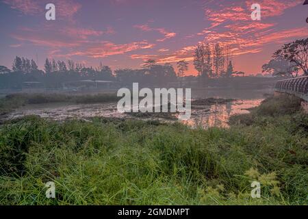 Vista sul lago al mattino con cielo blu e acqua del lago tranquilla coperta da poche nuvole Foto Stock