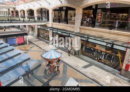 Forum Aveiro, complesso commerciale con negozi e un'area ristoro, Aveiro, Portogallo. Foto Stock