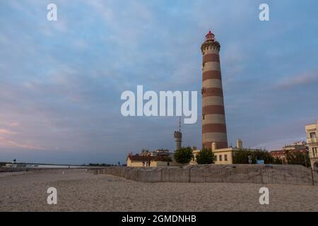 Il faro di Costa Nova, Aveiro, Portogallo. Foto Stock