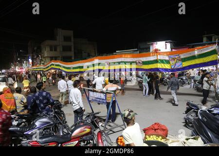 Beawar, Rajasthan, India, 17 settembre 2021: I devoti indù detengono una bandiera religiosa lunga 251 piedi per offrire alla divinità popolare Veer Teja in un tempio a Beawar. Veer Teja è considerata una delle undici incarnazioni principali di Lord Shiva e venerata come una divinità nel Rajasthan rurale. Credit: Sumit Saraswat/Alamy Live News Foto Stock