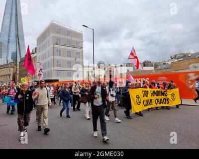 I manifestanti del cambiamento climatico del gruppo di ribellione di estinzione che ha marciando oltre il Borough Market nel centro di Londra chiedono che il governo metta in atto misure urgenti per combattere la distruzione ambientale. Tali proteste sono in aumento prima della conferenza COP 26 dei leader globali che si terrà a Glasgow il 31 ottobre. Londra, Regno Unito. Foto Stock