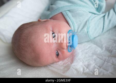 Ragazza carina con un succhietto in bocca Foto Stock