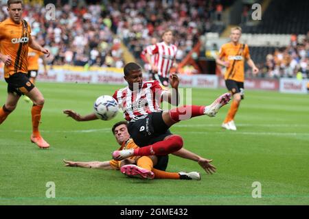 KINGSTON UPON HULL, REGNO UNITO. 18 SETTEMBRE Jacob Greaves di Hull City (4) e il Rhian Brewster di Sheffield United (7) in una leggera alternanza dopo aver combattuto per il possesso durante la partita del campionato Sky Bet tra Hull City e Sheffield United al KC Stadium di Kingston upon Hull sabato 18 settembre 2021. (Credit: Emily Moorby | MI News) Credit: MI News & Sport /Alamy Live News Foto Stock