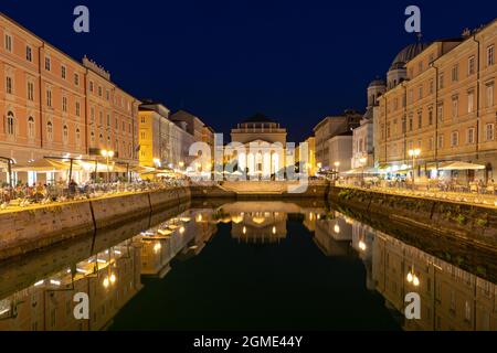 Canal Grande di Trieste di notte con splendidi edifici e rifusione sull'acqua. Foto Stock