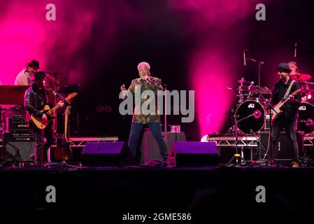 Newport, Isola di Wight, Regno Unito, Venerdì, 17 Settembre 2021 Tom Jones suona dal vivo al festival dell'Isola di Wight Seaclose Park. Credit: DavidJensen / Empowics Entertainment / Alamy Live News