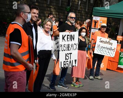 Duisburg, Germania. 18 settembre 2021. I cittadini di Duisburg formano una catena umana nel centro della città. Le organizzazioni avevano chiesto l'azione "Rescue Rings for Human Rights" (anelli di salvataggio per i diritti umani). Già nel 2020, un'azione a livello nazionale consisteva nel formare una catena di salvataggio da Amburgo a Stoccarda fino al Mar Mediterraneo, al fine di richiamare l'attenzione sui diritti umani dei rifugiati alle frontiere esterne dell'Unione europea e nel Mar Mediterraneo. A causa di Corona, gli anelli di salvataggio sono ora in fase di formazione al posto di una catena umana. Credit: Roberto Pfeil/dpa/Alamy Live News Foto Stock