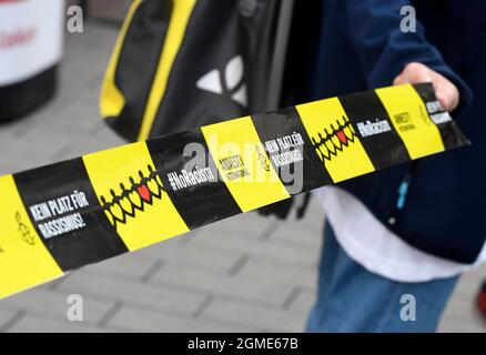 Duisburg, Germania. 18 settembre 2021. I cittadini di Duisburg formano una catena umana nel centro della città. Le organizzazioni avevano chiesto l'azione "Rescue Rings for Human Rights" (anelli di salvataggio per i diritti umani). Già nel 2020, un'azione a livello nazionale consisteva nel formare una catena di salvataggio da Amburgo a Stoccarda fino al Mar Mediterraneo, al fine di richiamare l'attenzione sui diritti umani dei rifugiati alle frontiere esterne dell'Unione europea e nel Mar Mediterraneo. A causa di Corona, gli anelli di salvataggio sono ora in fase di formazione al posto di una catena umana. Credit: Roberto Pfeil/dpa/Alamy Live News Foto Stock