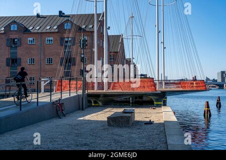 Ciclisti sul Cirkelbroen cycle e passerella, sopra il porto, nel quartiere di Christianshavens, Copenhagen è considerata la capitale del ciclismo Foto Stock