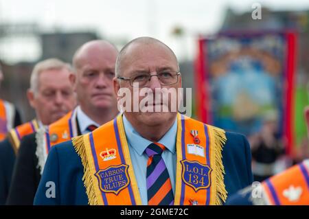 Glasgow, Scozia, Regno Unito. 18 Settembre 2021. I marchingi prendono parte all'annuale Orange Walk per segnare la vittoria del Principe Guglielmo d'Orange su Re Giacomo II alla Battaglia del Boyne nel 1690. Quest'anno diverse parate hanno marciato attraverso la città, tra cui la posa di una corona al cenotafe in George Square e poi la riunione a Glasgow Green per celebrare il 200° anniversario delle parate a Glasgow. Credit: SKULLY/Alamy Live News Foto Stock
