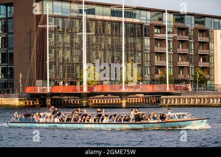 Ciclisti sul Cirkelbroen cycle e passerella, sopra il porto, nel quartiere di Christianshavens, Copenhagen è considerata la capitale del ciclismo Foto Stock