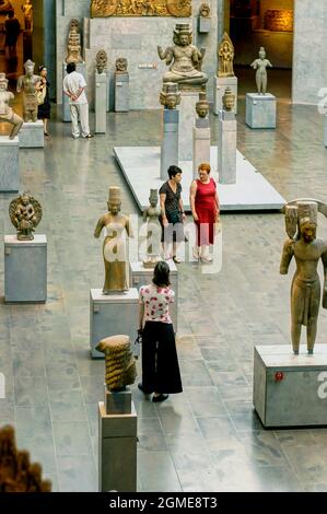 PARIGI, Francia - piccola folla di persone, turisti in visita al Museo delle Arti Asiatiche, Musée National des Arts Asiatiques - Museo Guimet, int. Panoramica. Arte dell'antica civiltà asiatica Foto Stock