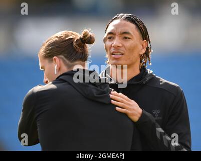 Charlton Athletic's Sean Clare (a destra) prima della partita della Sky Bet League One ad Adams Park, Wycombe. Data foto: Sabato 18 settembre 2021. Foto Stock