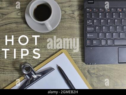 Vista dall'alto di caffè, penna, computer portatile, appunti di carta e TESTO DEI SUGGERIMENTI. Foto Stock