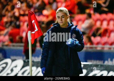 Llanelli, Galles. 17 Settembre 2021. Un membro dello staff di Kazakhstan Women durante la Coppa del mondo FIFA Women's 2023 Qualifier group ho match tra Galles e Kazakhstan al Parc y Scarlets di Llanelli, Galles, Regno Unito, il 17 settembre 2021. Credit: Duncan Thomas/Majestic Media/Alamy Live News. Foto Stock