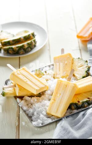 Gelato fatto in casa o popsicles di ananas. Polpa di frutta surgelata. Dolci estivi. Foto Stock