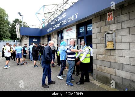I tifosi passano attraverso controlli di sicurezza fuori dallo stadio prima della partita del Campionato Sky Bet al Den, Londra. Data foto: Sabato 18 settembre 2021. Foto Stock