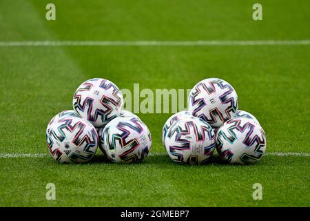 Llanelli, Galles. 17 Settembre 2021. Palloni da calcio Adidas uniforia pronti per il riscaldamento pre-partita prima della FIFA Women's World Cup 2023 Qualifier Group incontro tra Galles e Kazakhstan al Parc y Scarlets di Llanelli, Galles, Regno Unito il 17 settembre 2021. Credit: Duncan Thomas/Majestic Media/Alamy Live News. Foto Stock