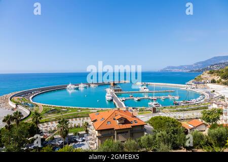 Ventimiglia, Italia - Circa Agosto 2021: Cala del Forte è una splendida, nuovissima e all'avanguardia marina situata a Ventimiglia, Italia, a soli 15 minuti Foto Stock