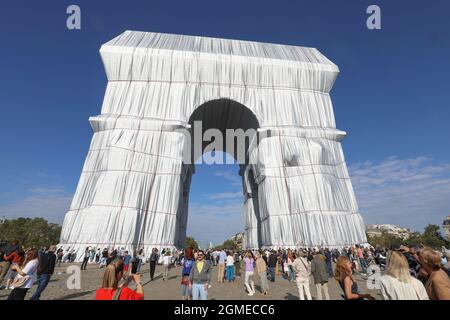 PRIMO GIORNO DI APERTURA L'ARC DE TRIOMPHE AVVOLTO Foto Stock