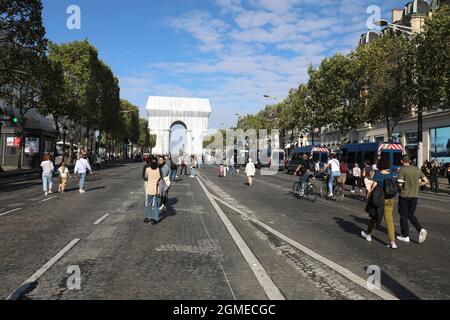 PRIMO GIORNO DI APERTURA L'ARC DE TRIOMPHE AVVOLTO Foto Stock