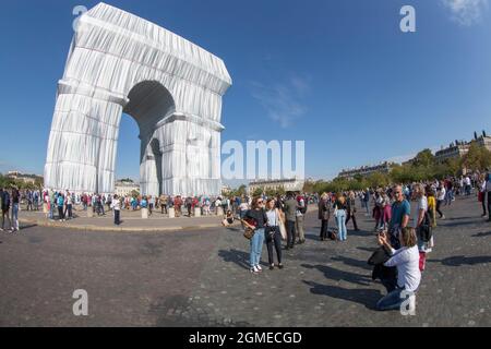 PRIMO GIORNO DI APERTURA L'ARC DE TRIOMPHE AVVOLTO Foto Stock