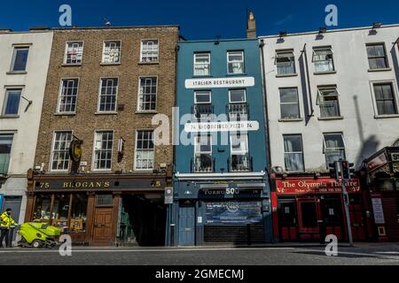 DUBLINO, IRLANDA - 21 marzo 2021: Una splendida vista della facciata anteriore dell'iconica Olympia Heatre di Dublino su Dame Street Foto Stock