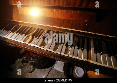 Vecchia tastiera di pianoforte abbandonata. Vista ravvicinata. Foto Stock
