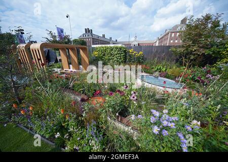 Trovare la nostra strada: Un NHS Tribute Garden, progettato da Naomi Ferrett-Cohen, per l'Università di Oxford e l'Università di Oxford ospedali NHS fondazione fiducia, durante un giorno di costruzione prima del RHS Chelsea Flower Show, che apre al Royal Hospital Chelsea a Londra la prossima settimana. Data foto: Sabato 18 settembre 2021. Foto Stock