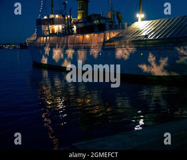 CSS Acadia di notte con luci fiocchi di neve su di esso Foto Stock