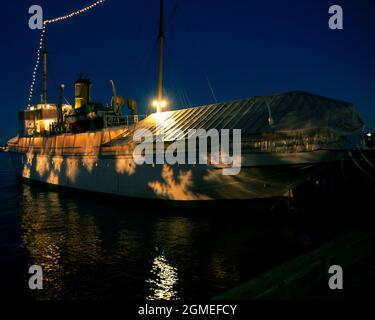 CSS Acadia di notte con luci fiocchi di neve su di esso Foto Stock