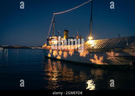 CSS Acadia di notte con luci fiocchi di neve su di esso Foto Stock