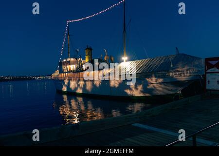 CSS Acadia di notte con luci fiocchi di neve su di esso Foto Stock