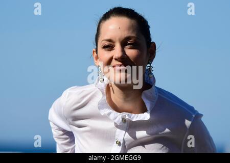 San Sebastian, Spagna. 18 settembre 2021. Marion Cotillard partecipa alla Photocall 'Bigger Than US and Donostia Award' durante il 69th San Sebastian International Film Festival al Kursaal Palace il 17 settembre 2021 a Donostia-San Sebastian, Spagna. Photo by Archie Andrews/ABACAPRESS.COM Credit: Abaca Press/Alamy Live News Foto Stock