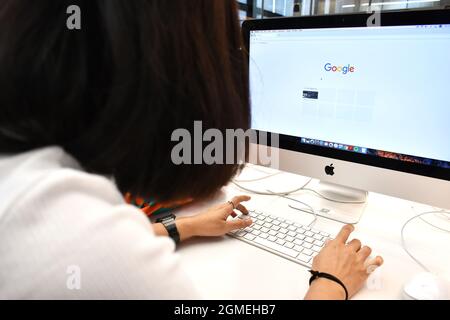 L'utente sta digitando una parola chiave nella barra di ricerca di Google sul browser del computer presso il Centro di Design creativo della Thailandia (TCDC), Bangkok Thailandia Foto Stock