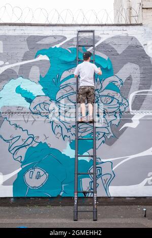 Birmingham, Regno Unito. 18 settembre 2021. Un artista graffiti al lavoro durante l'High Vis Street Culture Festival che si svolge nel corso del fine settimana a Digbeth, Birmingham. Il quartiere di Digbeth della città è conosciuto per la sua cultura dei graffiti di strada. Credit: Peter Lopeman/Alamy Live News Foto Stock