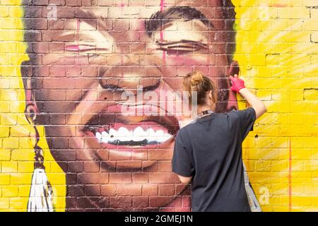 Birmingham, Regno Unito. 18 settembre 2021. Il 'Cry' di 48 anni dipinge un ritratto di graffiti all'High Vis Street Culture Festival che si svolge durante il fine settimana a Digbeth, Birmingham. Il quartiere di Digbeth della città è conosciuto per la sua cultura dei graffiti di strada. Credit: Peter Lopeman/Alamy Live News Foto Stock
