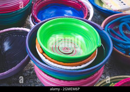 Colourful di cestini di plastica prodotti da polietilene a bassa densità Foto Stock