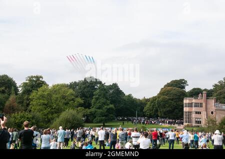 Red Arrows Flypasse lo storico G7 Meeting di Astley Hall, Chorley, Regno Unito. La circoscrizione di Sir Lindsay Hoyle, Presidente della Camera dei Comuni Foto Stock