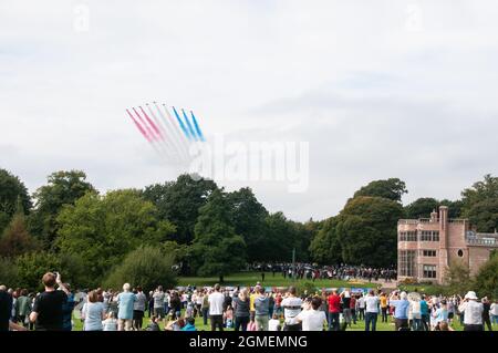 Red Arrows Flypasse lo storico G7 Meeting di Astley Hall, Chorley, Regno Unito. La circoscrizione di Sir Lindsay Hoyle, Presidente della Camera dei Comuni Foto Stock